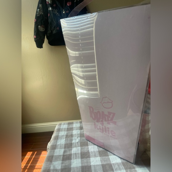 Bratz Kylie Doll with Stylish Outfit and Pet - Picture 4 of 4